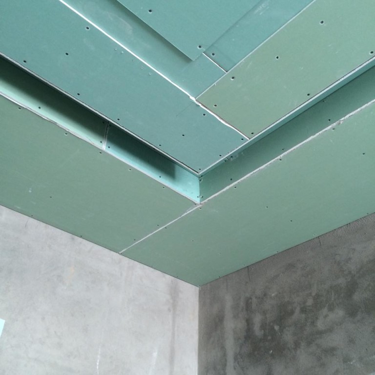 Подвесной потолок из влагостойкого гипсокартона в ванной комнате - фото